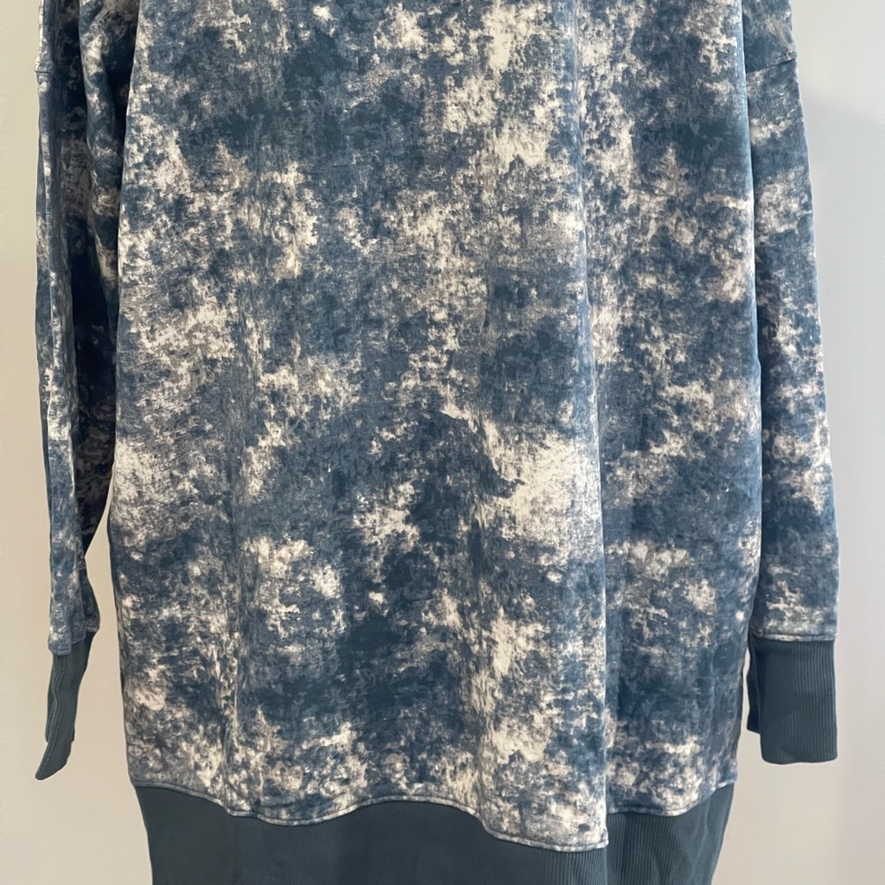 LuLaRoe 2XL Blue and White‎ Tie-Dye Sweatshirt 618 - Picture 6 of 8